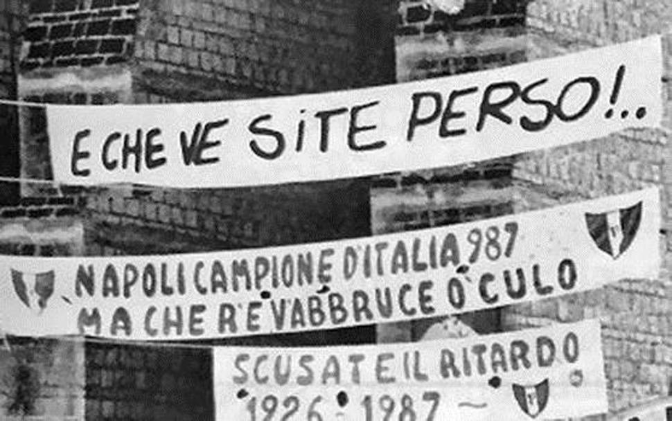 Lo storico striscione dei tifosi del Napoli, apposto davanti al cimitero di Poggioreale all’indomani del primo scudetto (1986-87)